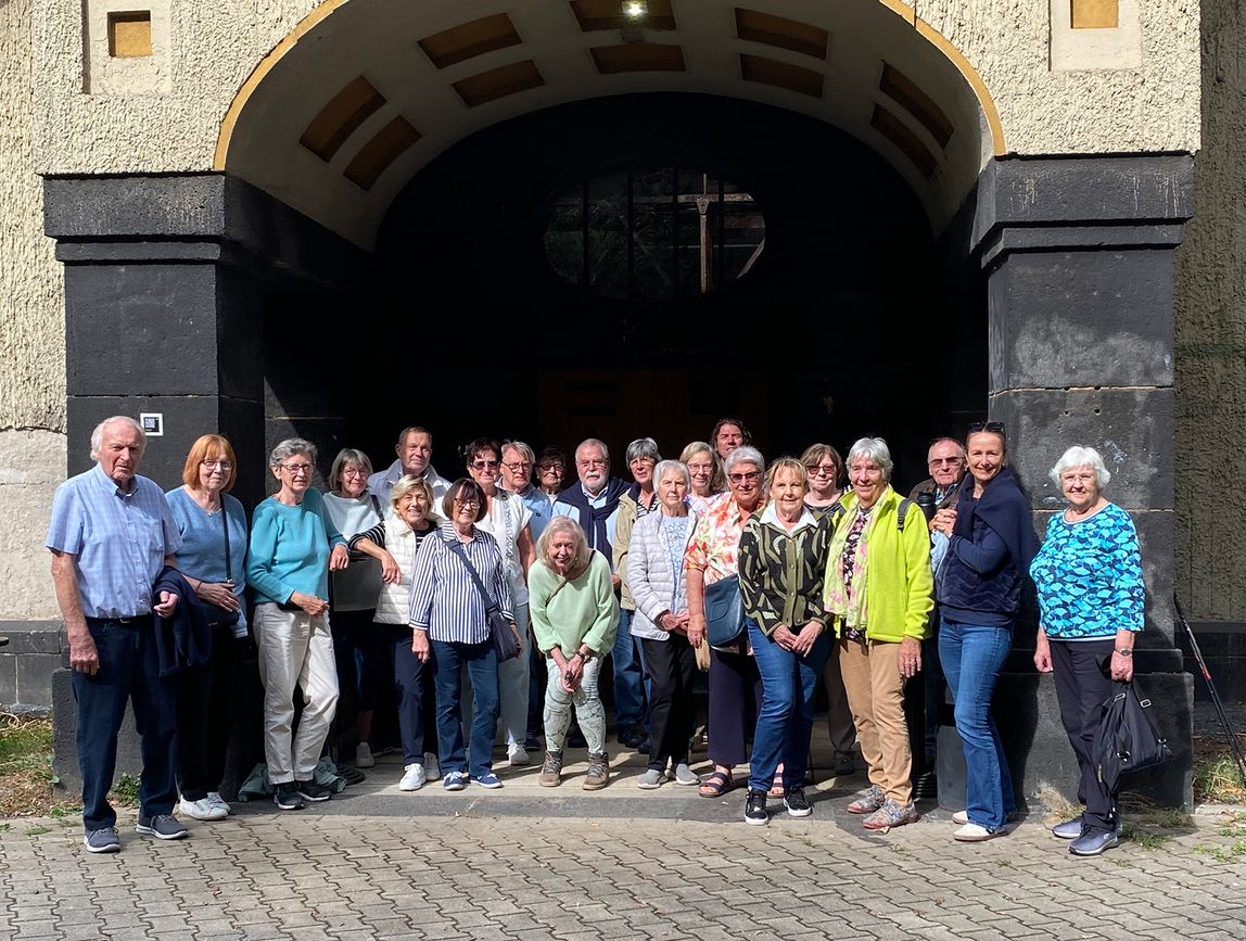 Teilnehmende der Heimatkreis-Fahrradtour vor dem Eingangstor des historischen Klärwerks in Krefeld-Uerdingen